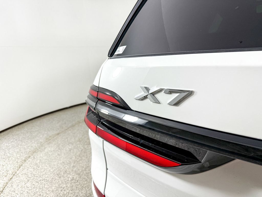 Thumbnail: 2026 BMW X7 - 16