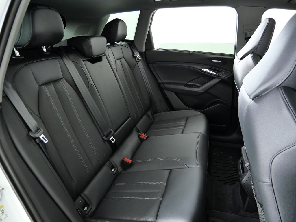 Thumbnail: 2025 Audi Q6 e-tron - 26