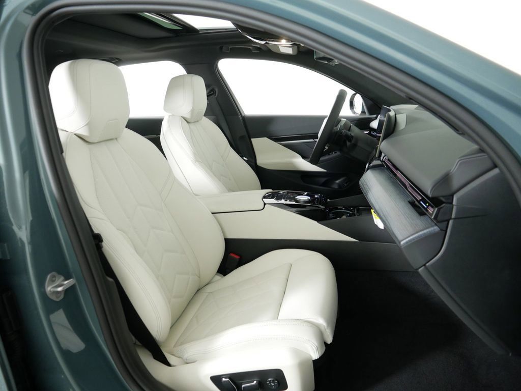Thumbnail: 2025 BMW 5 Series - 23