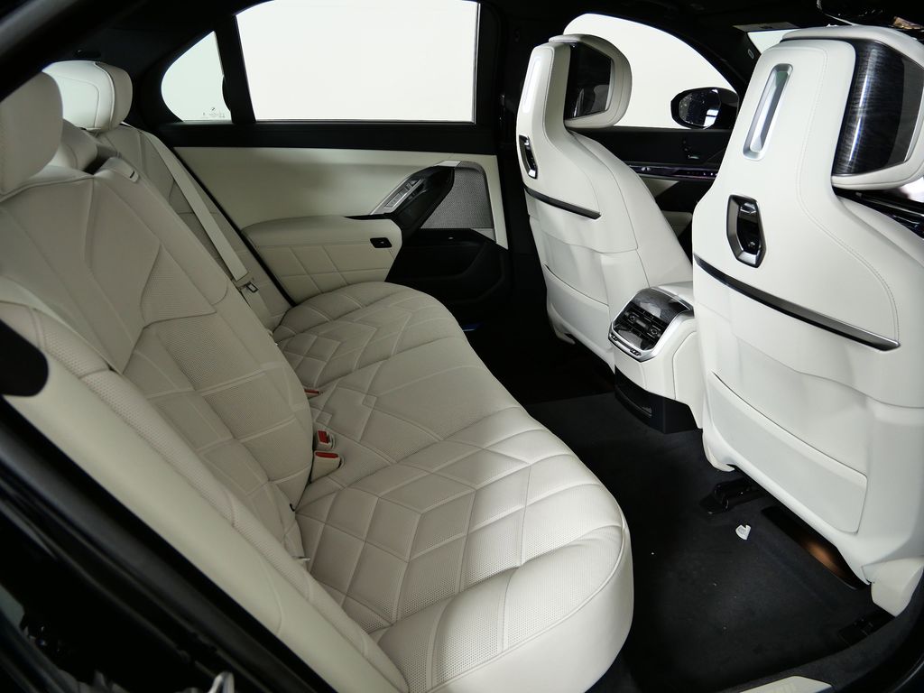 Thumbnail: 2026 BMW 7 Series - 26