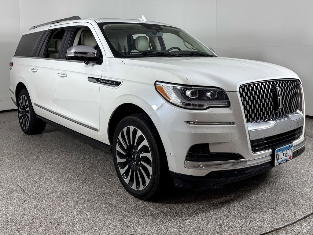 Thumbnail: 2023 Lincoln Navigator - 4