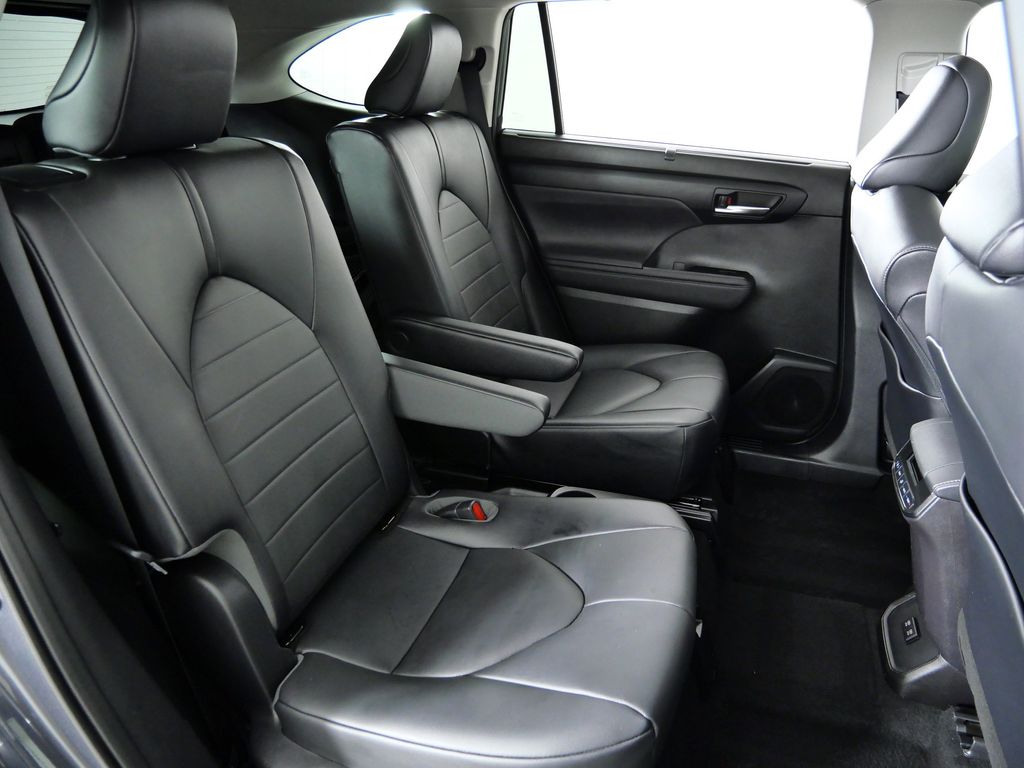 Thumbnail: 2020 Toyota Highlander - 26