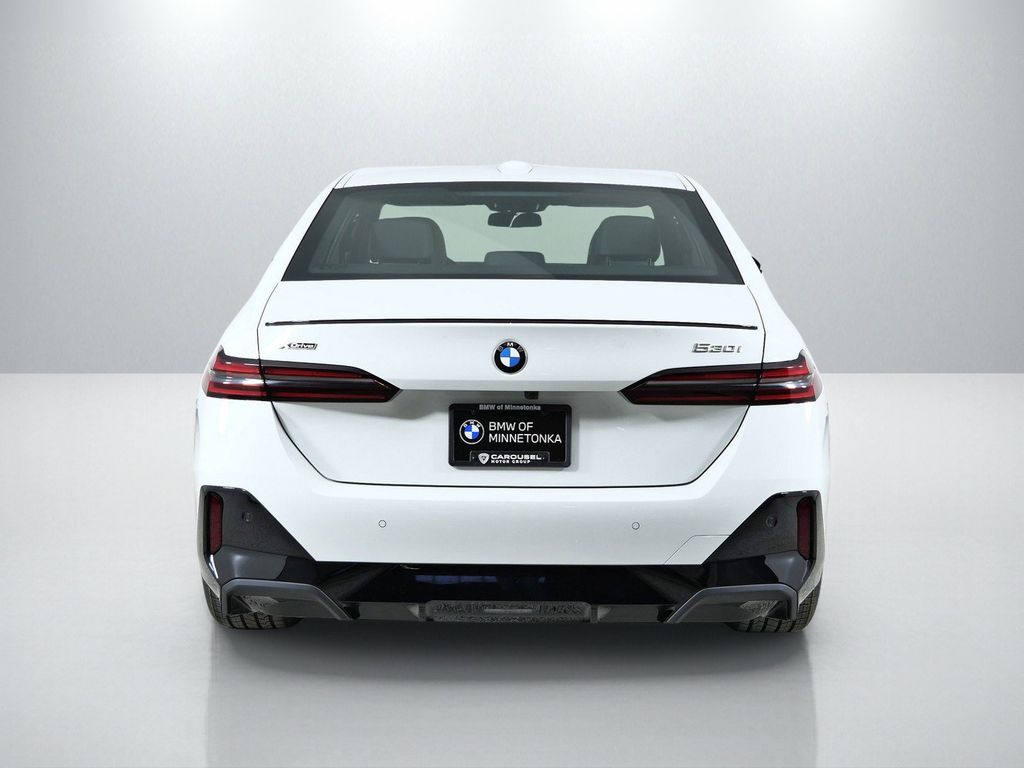 Thumbnail: 2026 BMW 5 Series - 10