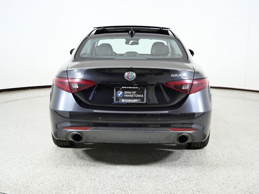 Thumbnail: 2017 Alfa Romeo Giulia - 11