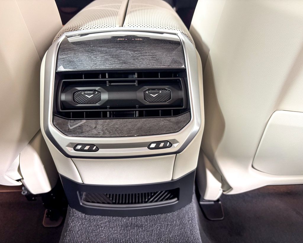 Thumbnail: 2025 BMW 7 Series - 24