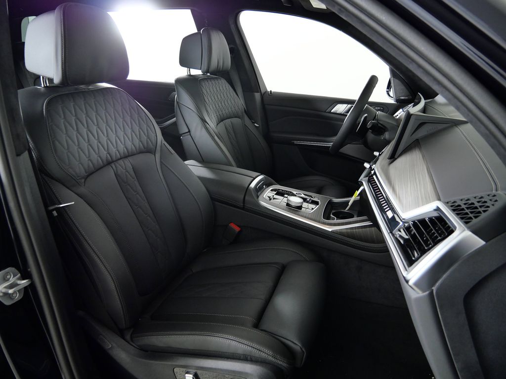 Thumbnail: 2026 BMW X7 - 21