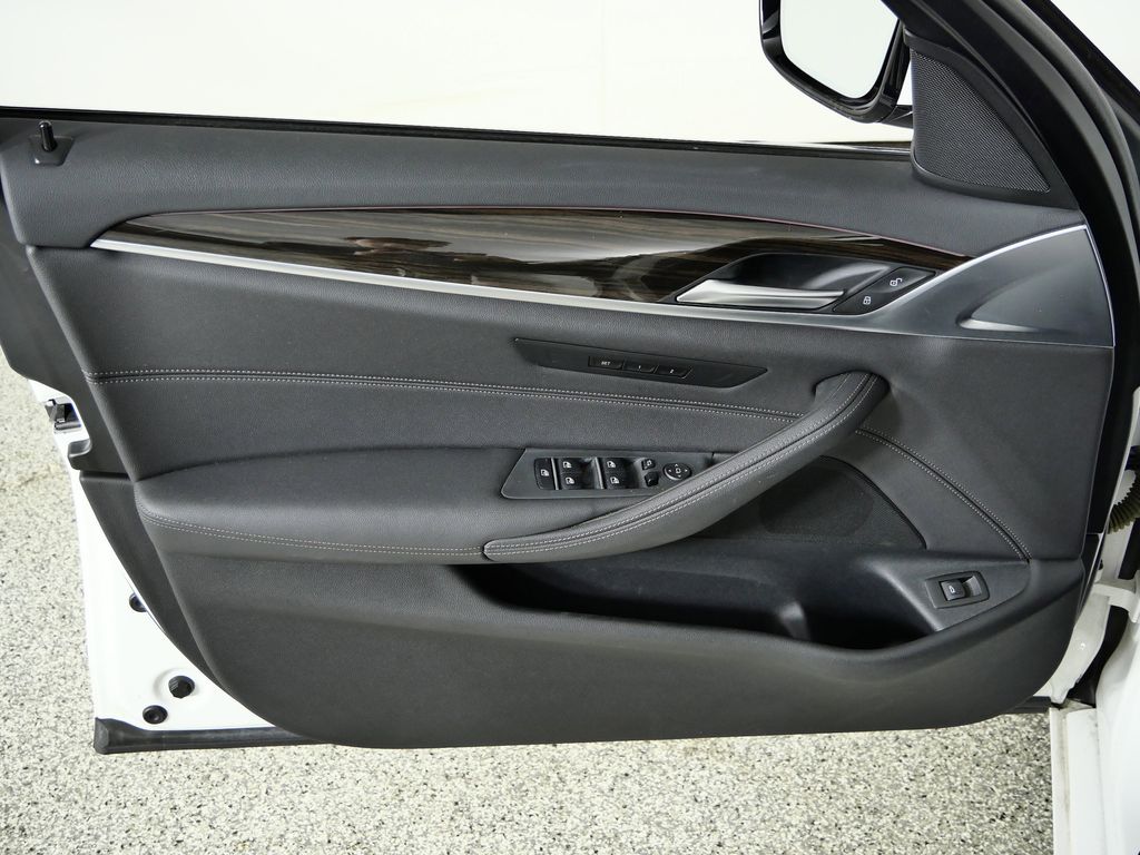 Thumbnail: 2022 BMW 5 Series - 32