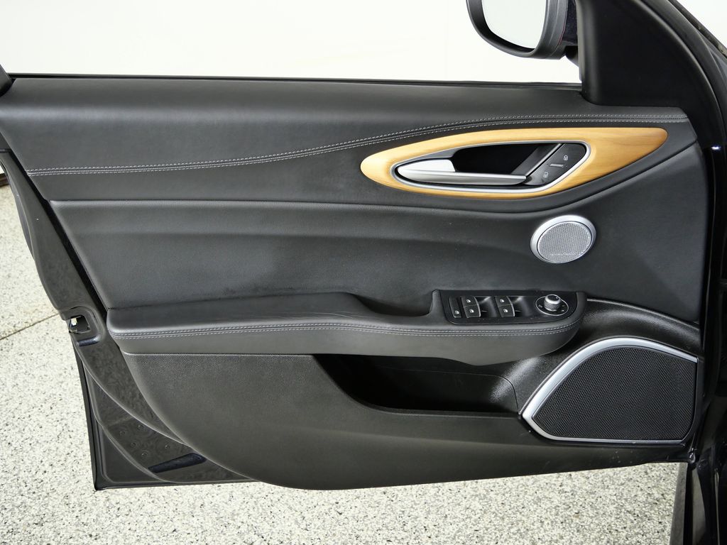 Thumbnail: 2017 Alfa Romeo Giulia - 32