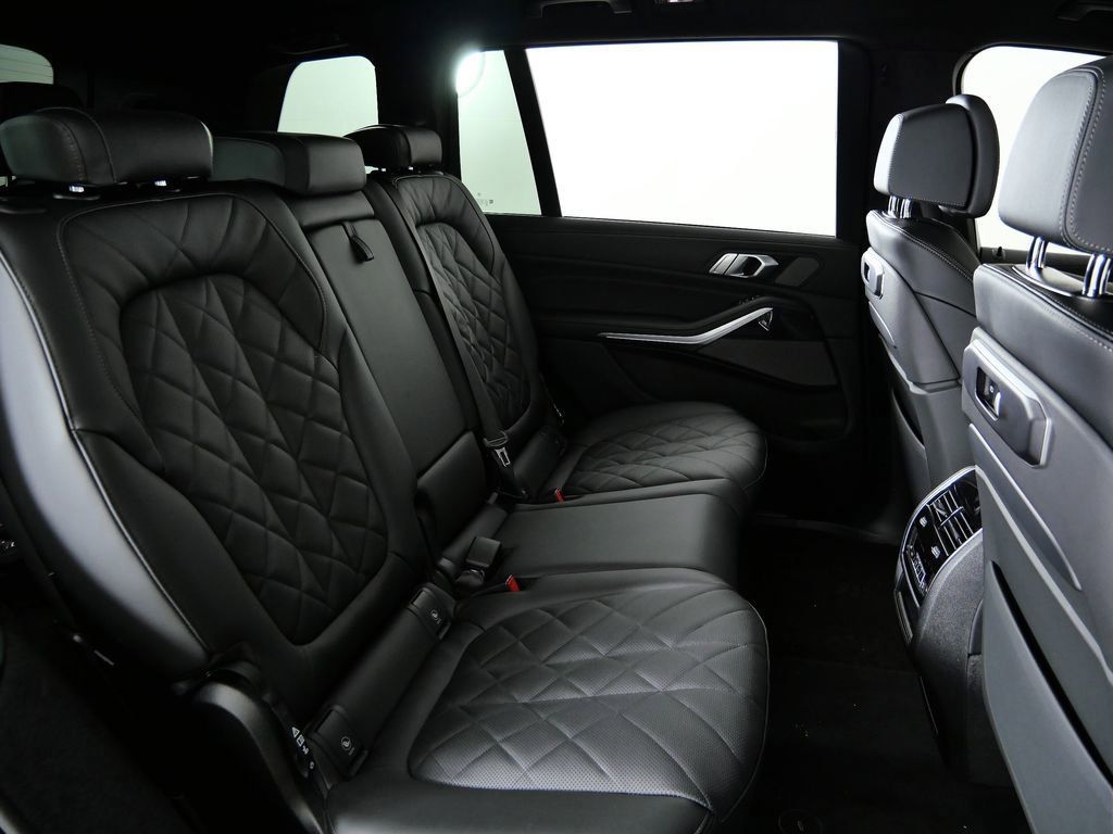 Thumbnail: 2026 BMW X7 - 29