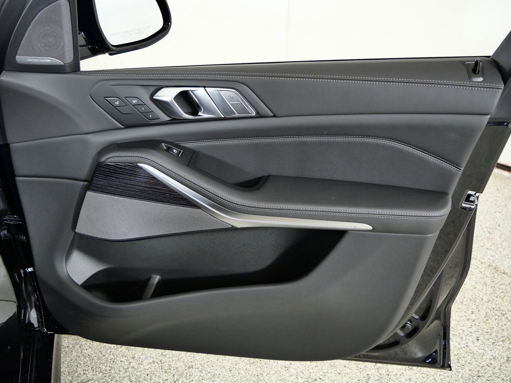 Thumbnail: 2026 BMW X7 - 21