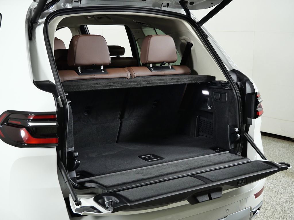 Thumbnail: 2026 BMW X7 - 33