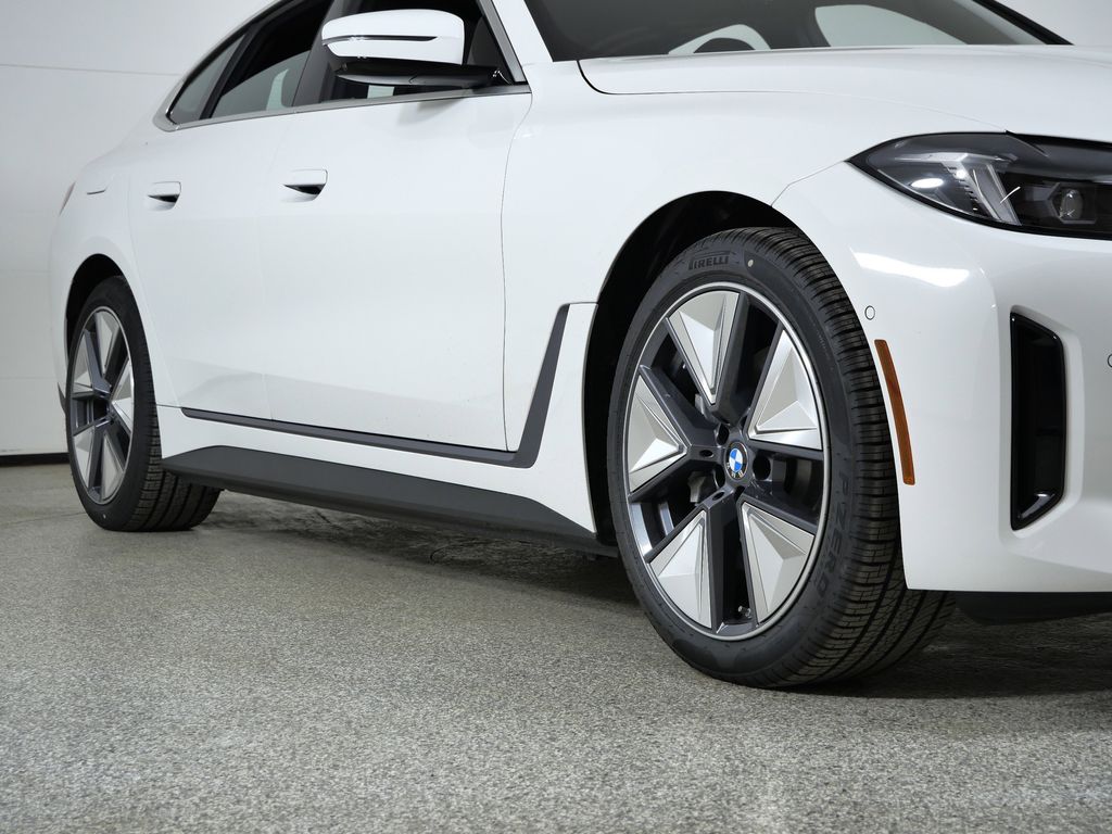 Thumbnail: 2026 BMW i4 - 6