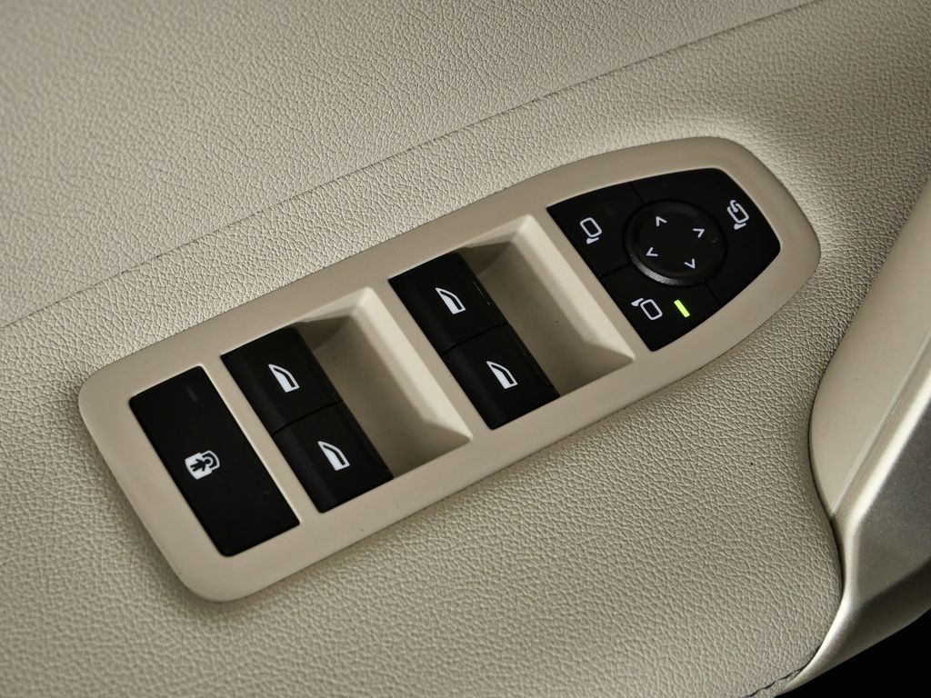 Thumbnail: 2025 BMW iX - 40