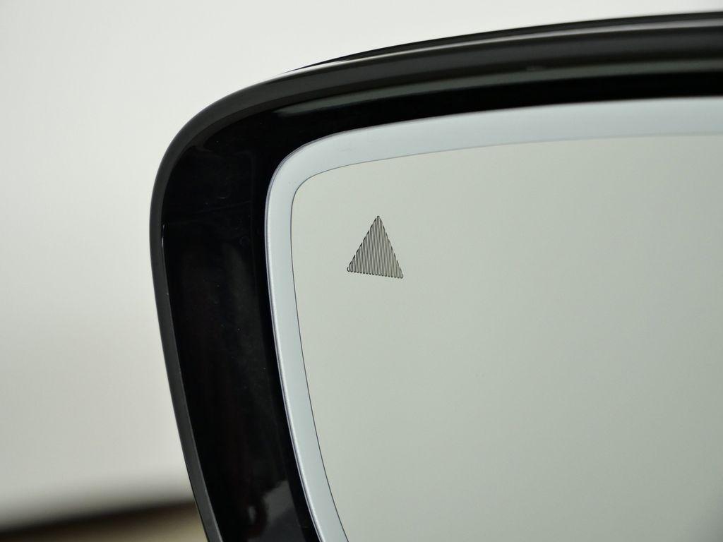 Thumbnail: 2025 BMW M8 - 34