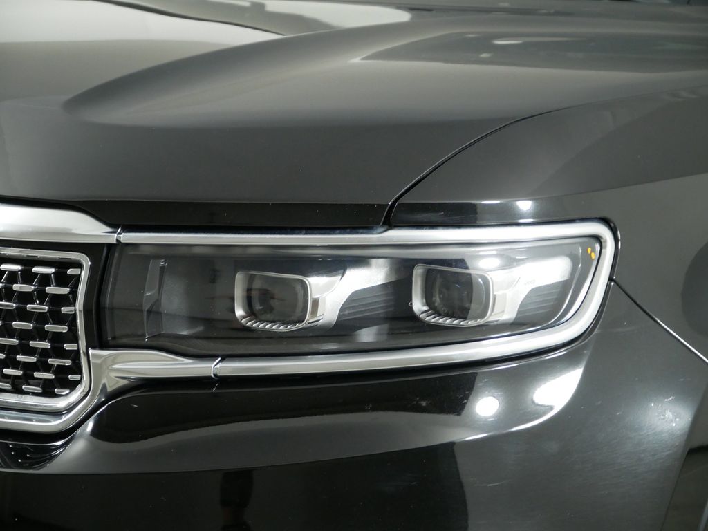 2022 Jeep Grand Wagoneer Series III 17