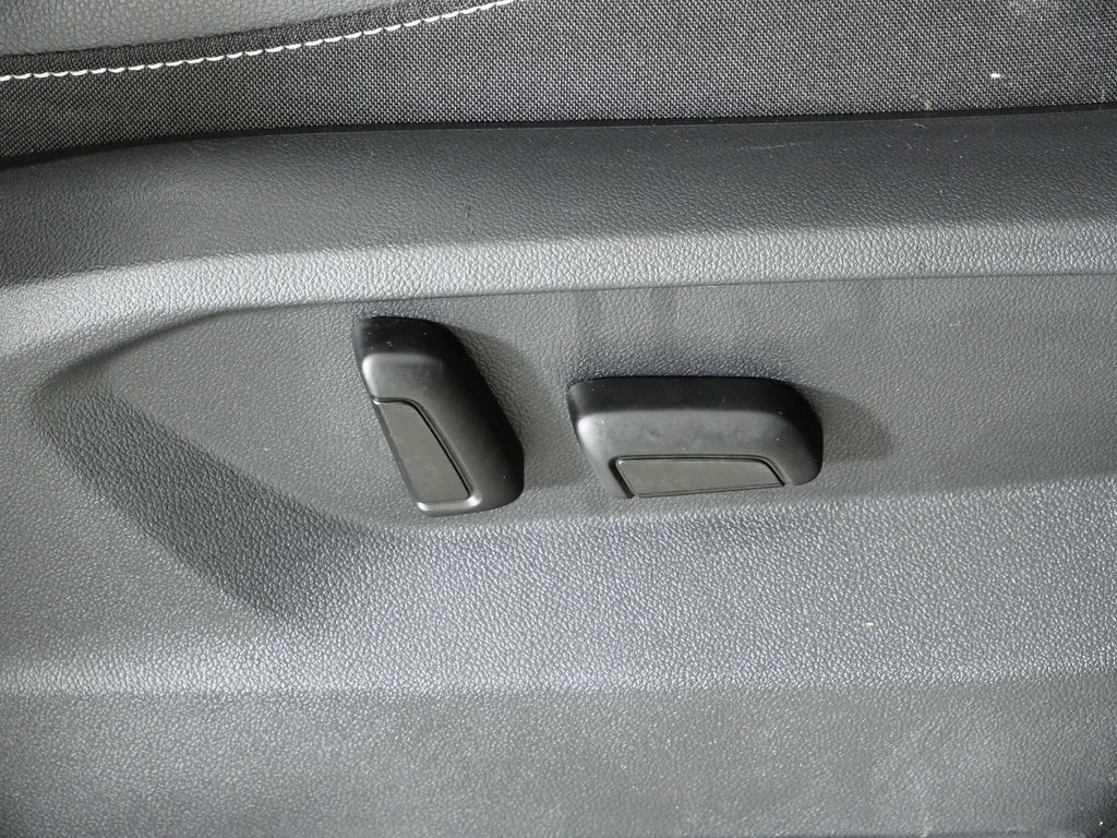 Thumbnail: 2021 Volkswagen Tiguan - 23