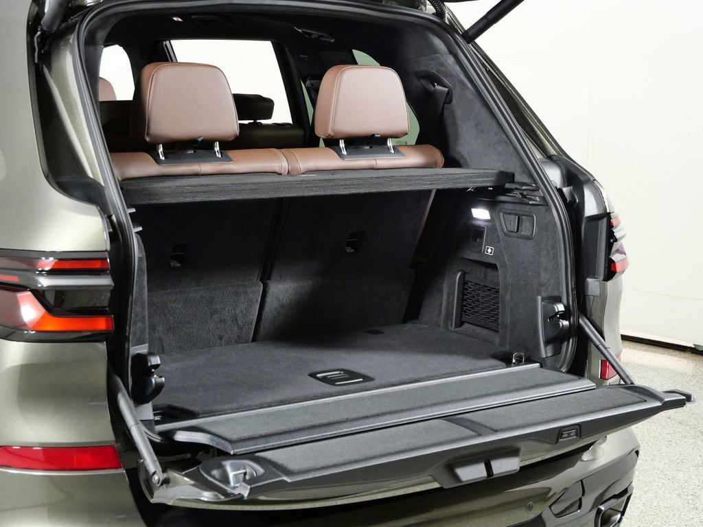 Thumbnail: 2026 BMW X7 - 33