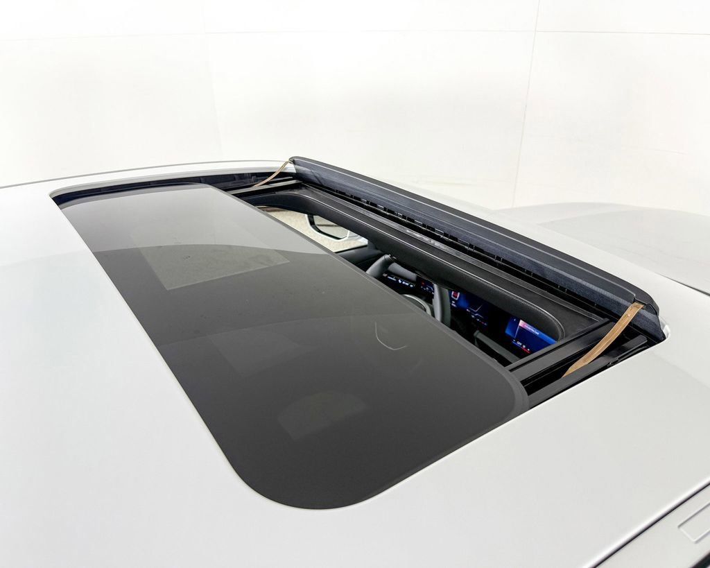Thumbnail: 2025 BMW 5 Series - 21