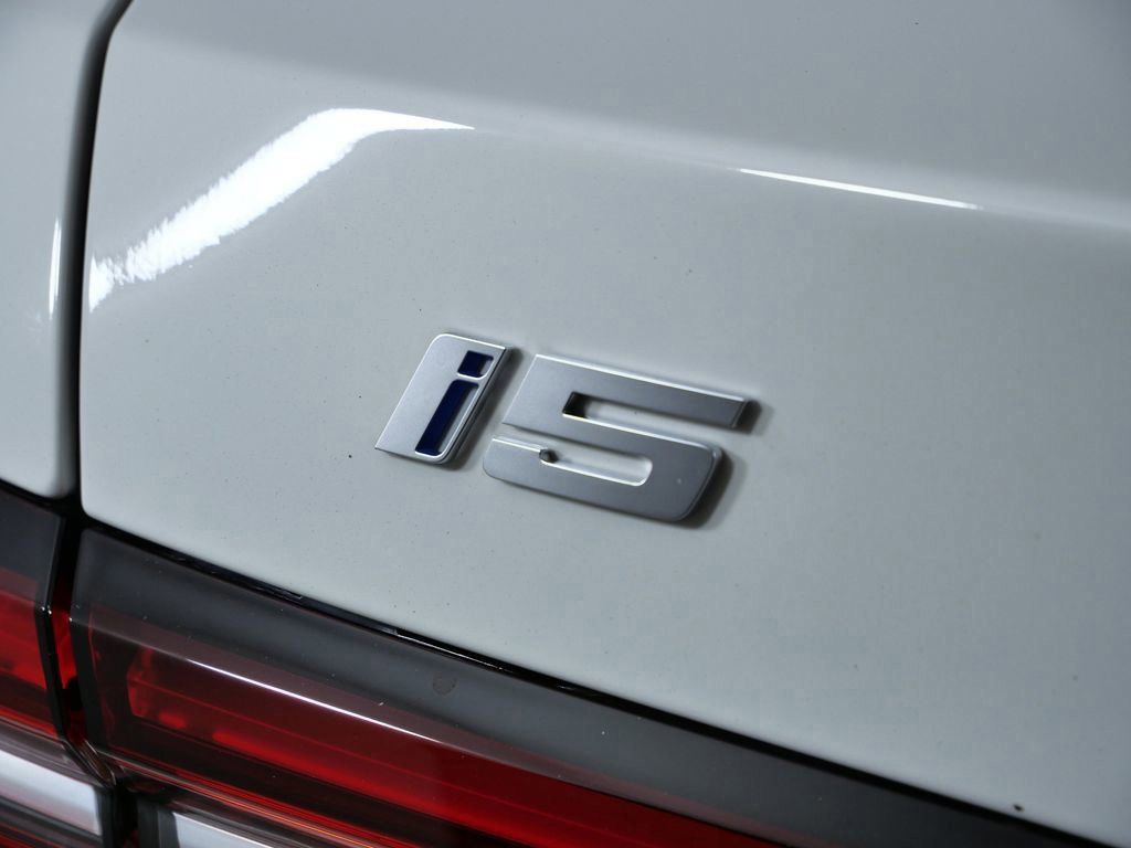 Thumbnail: 2026 BMW i5 - 14