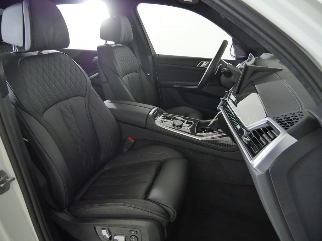 Thumbnail: 2026 BMW X7 - 21