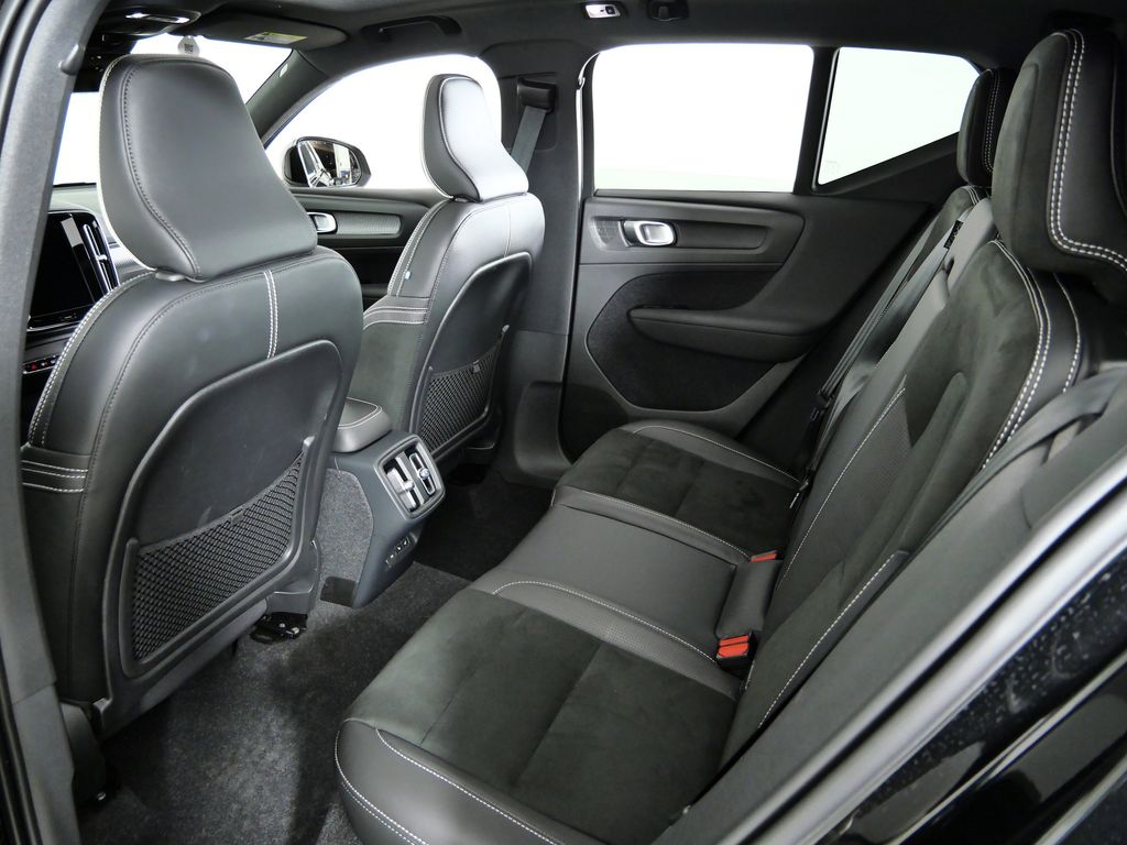 Thumbnail: 2021 Volvo XC40 - 31