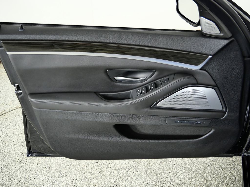 Thumbnail: 2013 BMW M5 - 33