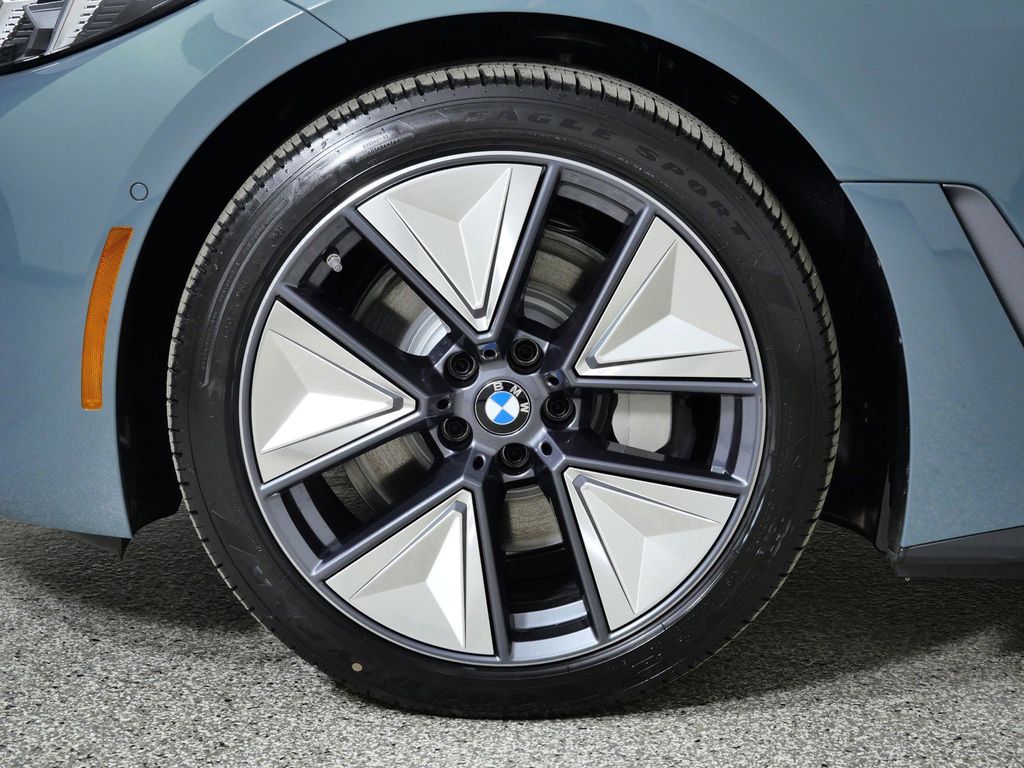 Thumbnail: 2026 BMW i4 - 17