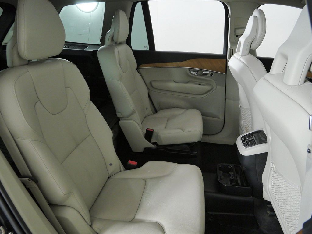Thumbnail: 2022 Volvo XC90 - 25