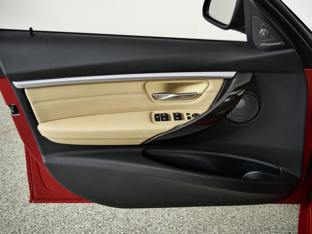 Thumbnail: 2017 BMW 3 Series - 32