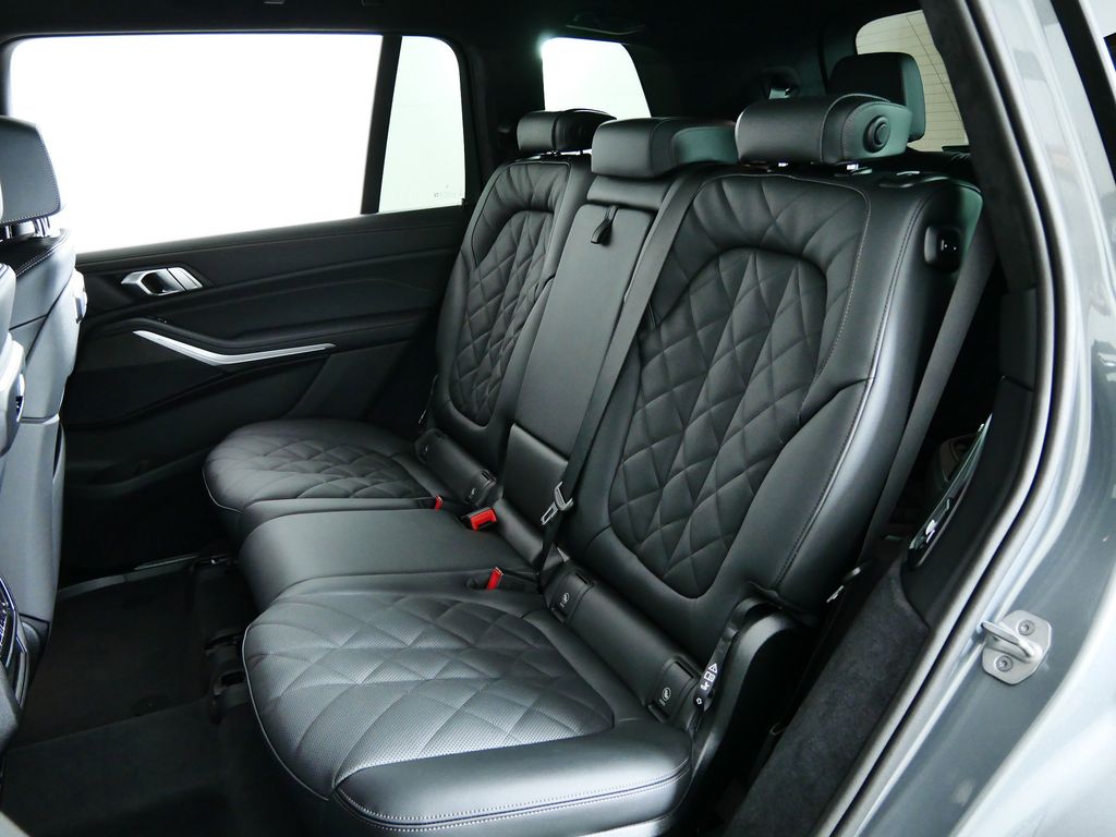 Thumbnail: 2026 BMW X7 - 30