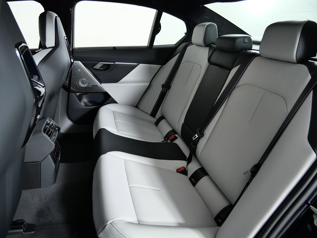 Thumbnail: 2026 BMW M5 - 31