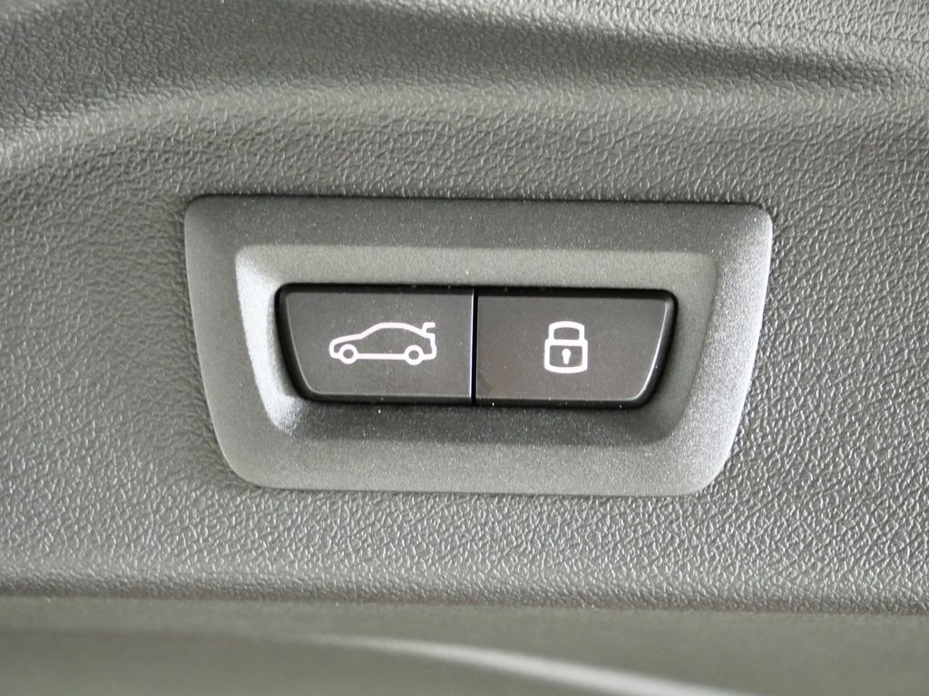 Thumbnail: 2026 BMW X7 - 32