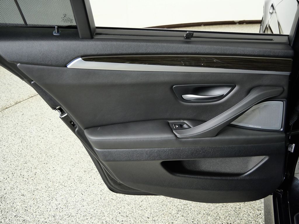 Thumbnail: 2013 BMW M5 - 30