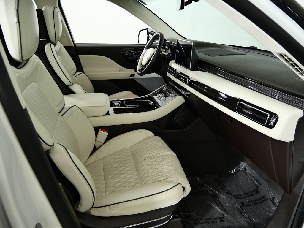 Thumbnail: 2020 Lincoln Aviator - 21