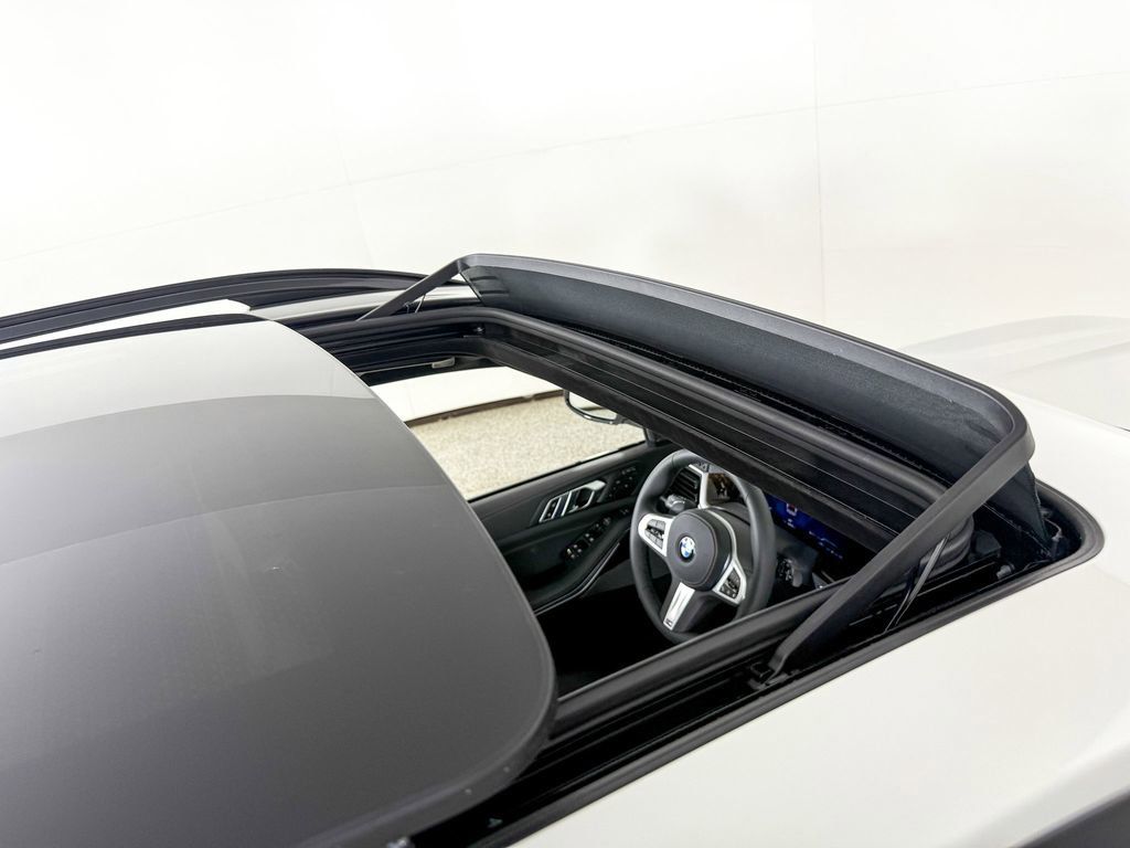 Thumbnail: 2026 BMW X7 - 21