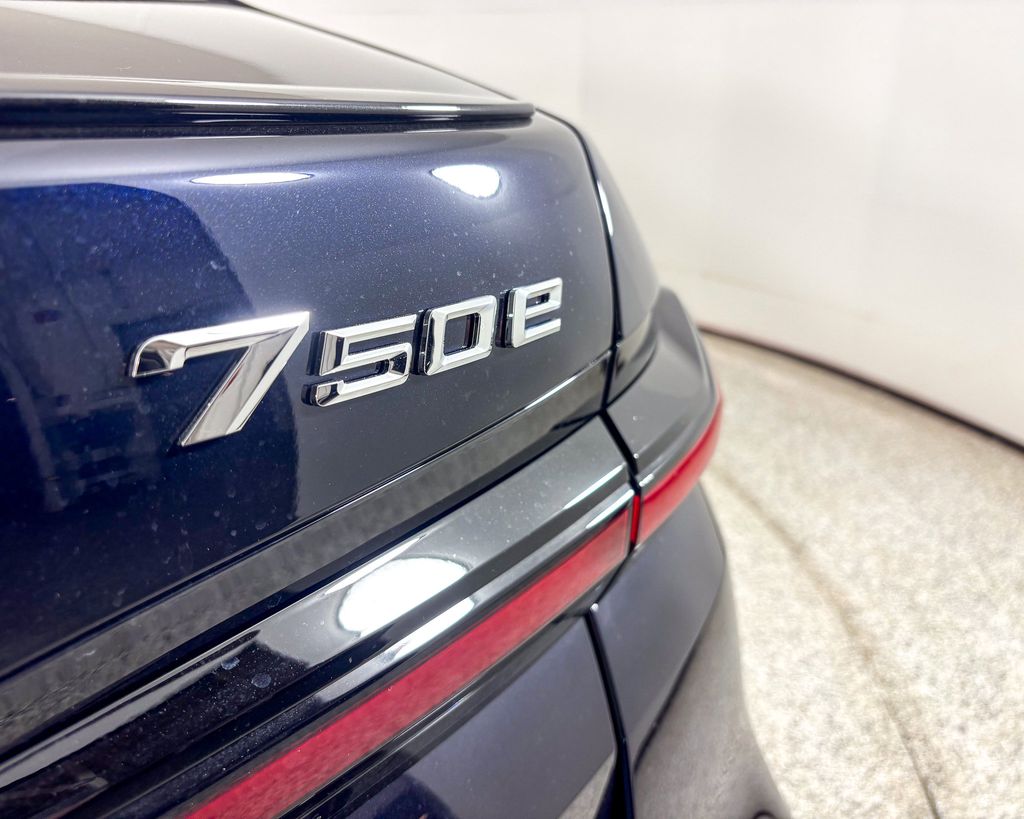 Thumbnail: 2025 BMW 7 Series - 14