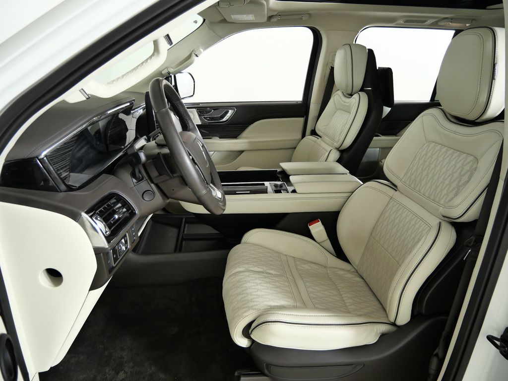 Thumbnail: 2023 Lincoln Navigator L - 35