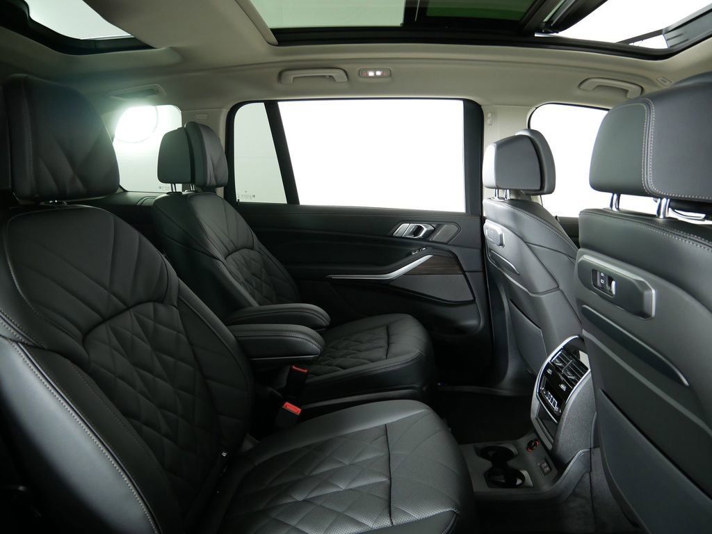 Thumbnail: 2026 BMW X7 - 26