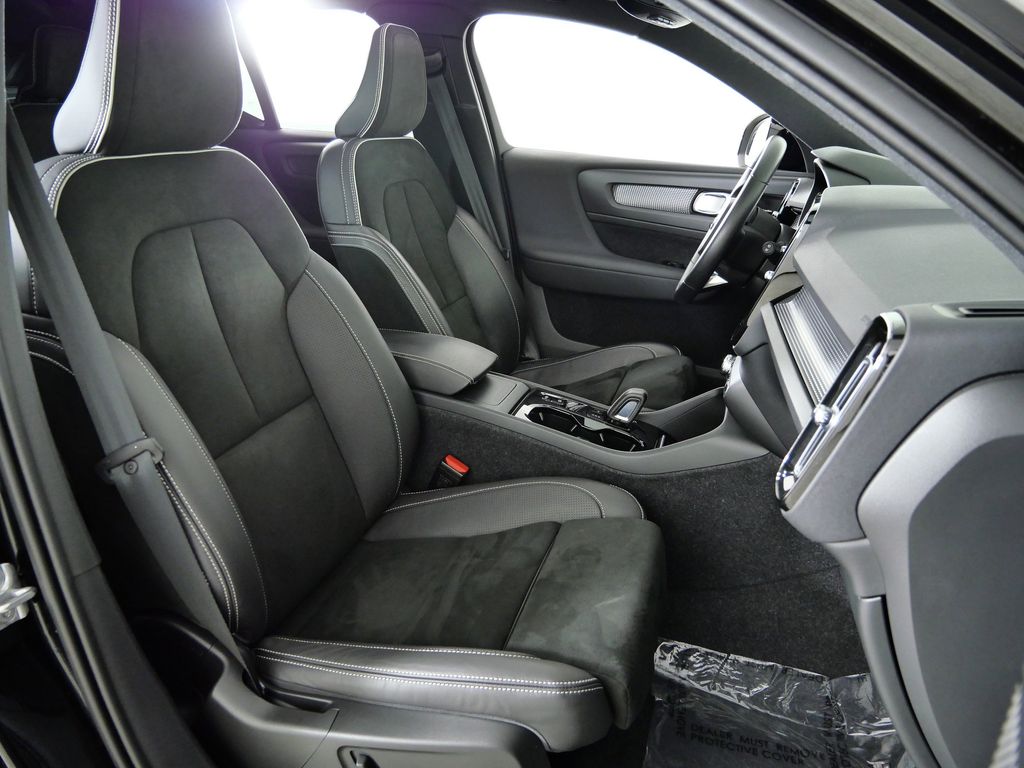 Thumbnail: 2021 Volvo XC40 - 22