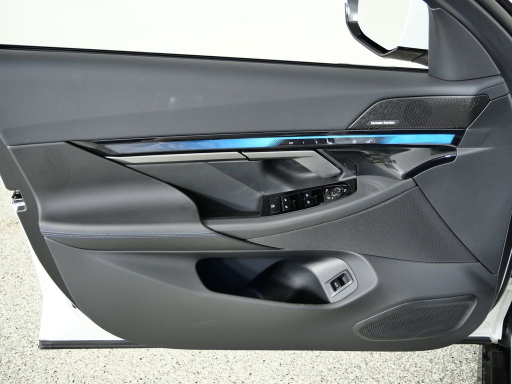 Thumbnail: 2026 BMW i5 - 31