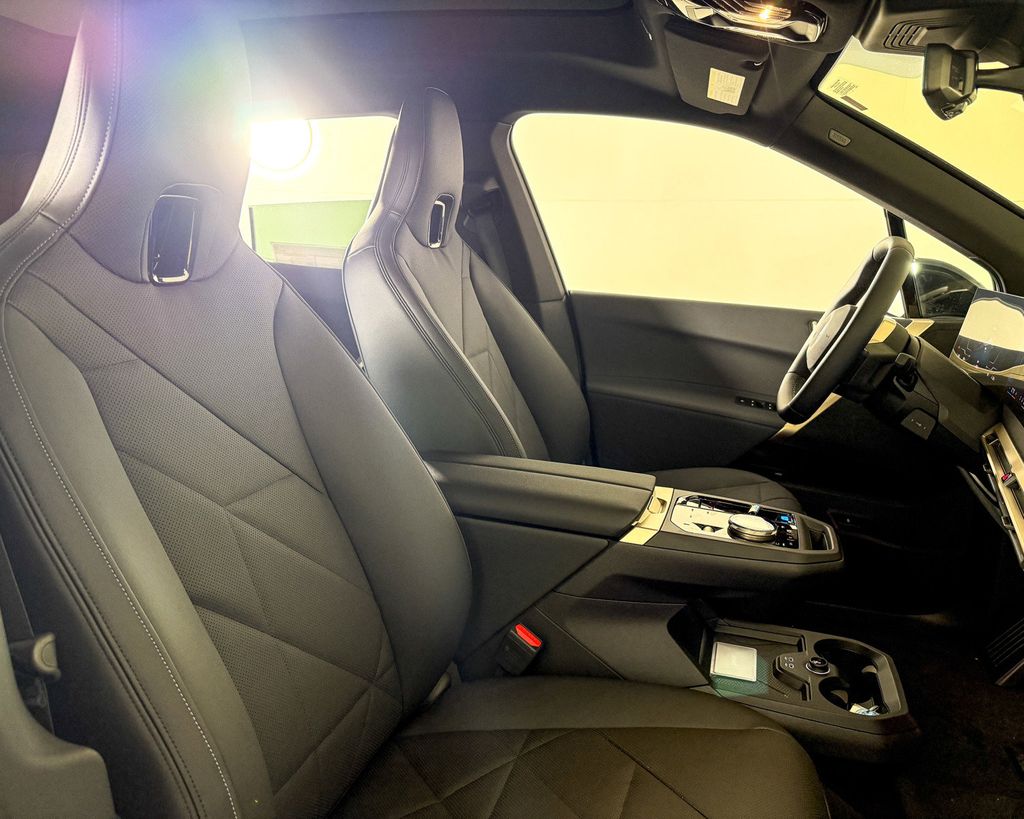 2025 BMW iX xDrive50 19