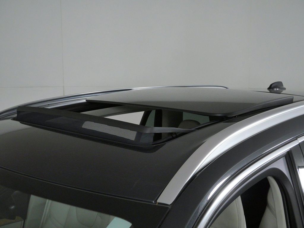 Thumbnail: 2022 Volvo XC90 - 17