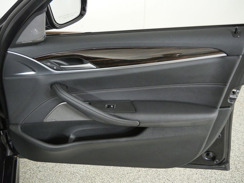 Thumbnail: 2023 BMW 5 Series - 23