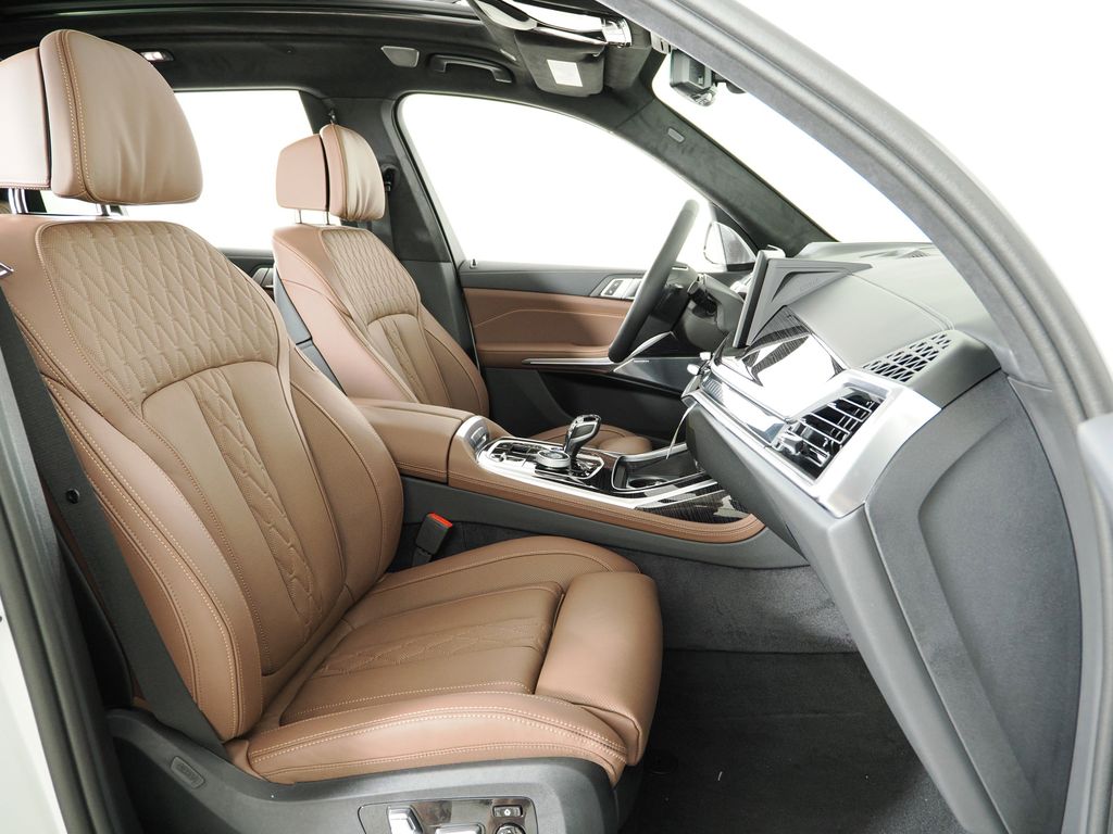 Thumbnail: 2026 BMW X7 - 21