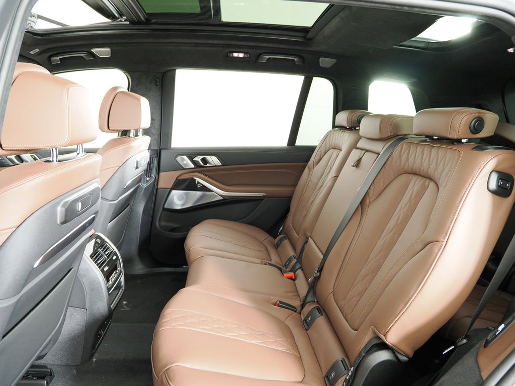 Thumbnail: 2026 BMW X7 - 30