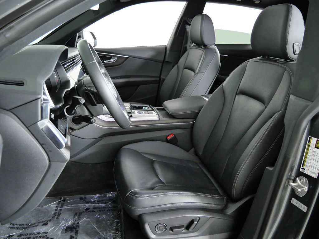 Thumbnail: 2020 Audi Q8 - 36