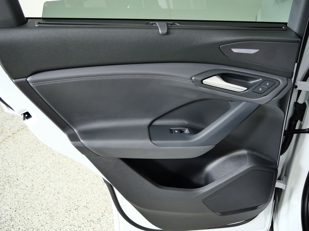 Thumbnail: 2025 Audi Q6 e-tron - 29