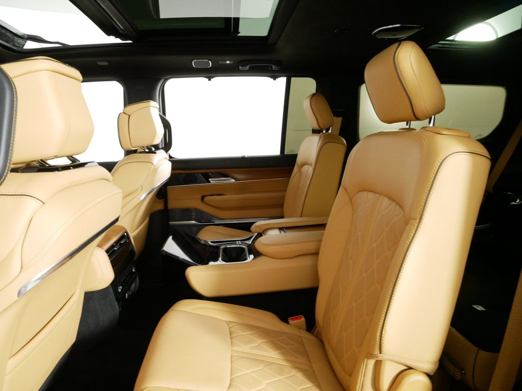 2022 Jeep Grand Wagoneer Series III 30