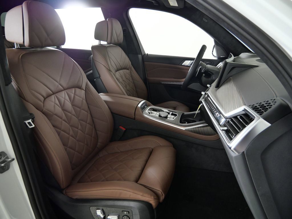 Thumbnail: 2026 BMW X7 - 23