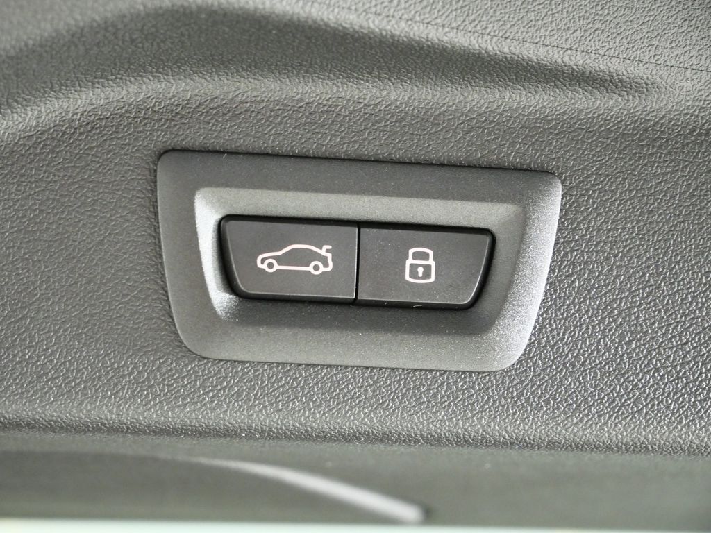 Thumbnail: 2026 BMW X7 - 32